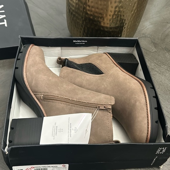 NATURALIZER Madalynn-Gore Lug Sole Booties - Picture 2 of 7